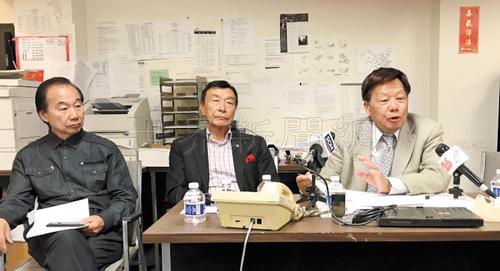 中国侨网李兆祥(右)呼吁市德顿街商户9月26日前将参加中秋街会的申请交到华埠街坊会。(美国《世界日报》/黄少华 摄)