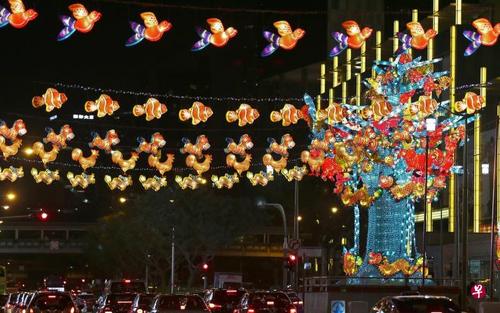中国侨网今年的灯饰造型灵感来自早年玻璃纸灯笼设计。（新加坡《联合早报》/梁伟康 摄）