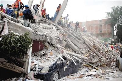 中国侨网9月20日，在墨西哥首都墨西哥城，救援人员在地震废墟中寻找幸存者。新华社发