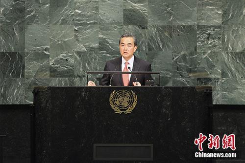 中国侨网9月21日，中国外交部长王毅在纽约联合国总部出席72届联大一般性辩论并发言。 中新社记者 马德林 摄  