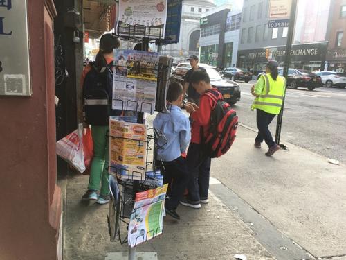 中国侨网小学生目不转睛玩手机,下课后就沉浸在虚拟世界。(美国《世界日报》/金春香 摄)
