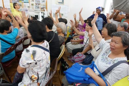 中国侨网众多华裔护工要求护理公司支付实际工时工资。（美国《世界日报》／金春香 摄）