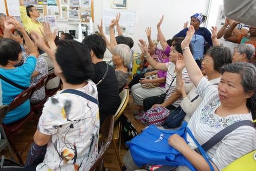 中国侨网众多华裔护工要求护理公司支付实际工时工资。(美国《世界日报》/金春香 摄)
