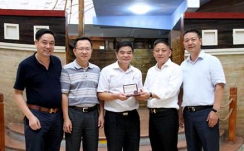 中国侨网意大利米兰浙江华侨华人联谊会会长朱金亮和董祖火的弟弟董祖南代表董祖火向广东华侨博物馆捐赠中山纪念怀表。(意大利欧联通讯社)