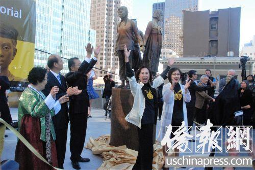 中国侨网众嘉宾为慰安妇纪念碑揭幕后热烈鼓掌。前法官郭丽莲和邓孟诗更是难掩心中的喜悦,为成功竖立纪念铜像欢呼。(侨报记者吴卓明摄)