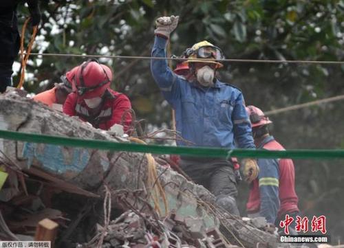 中国侨网当地时间9月21日，墨西哥首都墨西哥城地震救援人员举起拳头示意保持安静，这样才能更好的听到废墟下的声音。