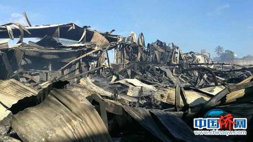 中国侨网当地时间22日凌晨，巴新马努斯省一家华人超市发生重大火灾，10名华侨员工因此下落不明。（潘郁供图）