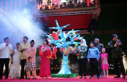中国侨网总统哈莉玛(前排右三)连同通讯及新闻部长雅国博士(后排右)、总理公署高级政务部长王志豪(左三)、惹兰勿刹集选区议员梁莉莉医生(左五)等人,一起为牛车水中秋2017庆祝活动主持亮灯仪式。(新加坡《联合早报》/林国明 摄)