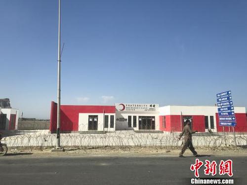 中国侨网“中巴博爱医疗急救中心”于2017年5月7日在巴基斯坦瓜达尔港落成,该急救中心包括急救设备、急救车辆等,由中国红十字基金会丝路博爱基金整体援建。 红十字基金会 摄