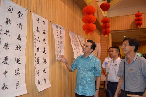 中国侨网中秋节征上联比赛,为中秋节增添书墨文化气息。(马来西亚《星洲日报》)