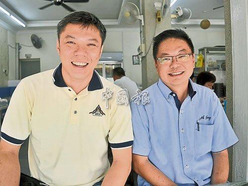 中国侨网黄家富(左)及马华瓜登区会秘书杜绳祯诚邀唐人街居民及商家,踊跃参加“2017中秋节家家户户挂灯笼布置比赛”。(马来西亚《中国报》)