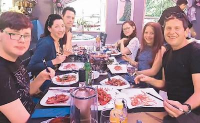 中国侨网图为外国朋友在谢传铭的中餐馆用餐。谢传铭摄