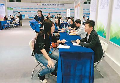 中国侨网波兰中国学生学者联谊会的日常工作包括给新生提供接机服务、提供在波兰生活的使用服务信息以及国内各种展会平台的信息等。图为联谊会外联宣传部长常诚(右)在宁波展会上接受采访。