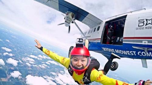 中国侨网于音平时跳伞训练时在高空从飞机上跃下。（美国《世界日报》/于音提供）