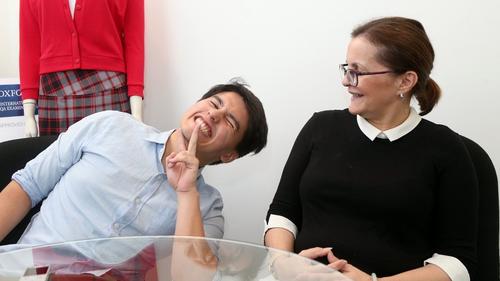 中国侨网陈力沈在受访突然做出搞怪及有趣的表情,让母亲奥利维(右)不禁开怀大笑,也显示了母子之间的深厚感情。(马来西亚《星洲日报》)