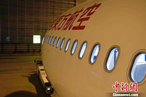 中国侨网 经过不到24小时的紧急准备，东航2架A330-300宽体飞机、64名机组及工作人员全部就位，整装待发。　殷立勤　摄