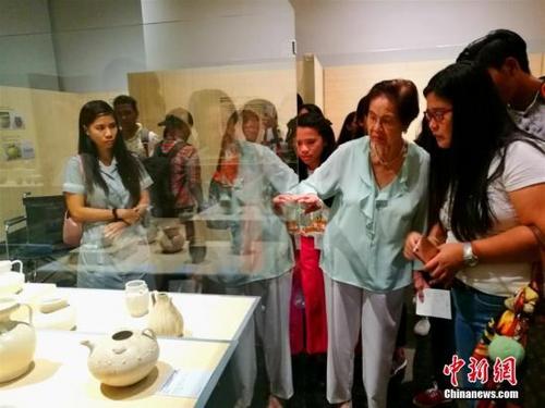 中国侨网9月30日是“菲律宾发现的宋元福建陶瓷展”的最后一天,菲律宾一所高中的数十位师生前往马尼拉阿亚拉博物馆参观。图为庄良有女士(右二)在讲解千年前中国贸易陶瓷来到菲律宾的故事。中新社记者 关向东 摄