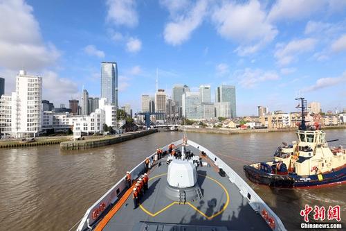 中国侨网编队黄冈舰准备通过船闸驶入伦敦港金丝雀码头。 林健 摄