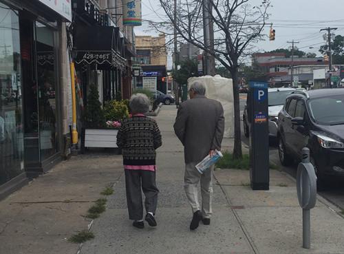 中国侨网图为一对老年华裔夫妇走在美国街头。(美国《世界日报》/曹健 摄)