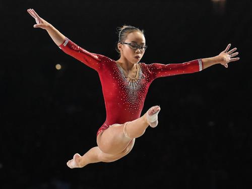中国侨网夏松4日在体操世锦赛女子全能决赛中的优美姿态，最终夺冠。(美国《世界日报》援引Getty Images)