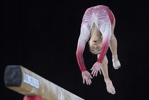 中国侨网华裔少女摩根‧赫尔德(Morgan Hurd) 8日在体操世锦赛单项平衡木比赛中，再夺得一面银牌。(美国《世界日报》援引美联社)