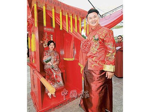 中国侨网叶松俊以花娇迎娶娇妻莫渭霞,成为江沙利民加地新村的佳话。(马来西亚《中国报》)