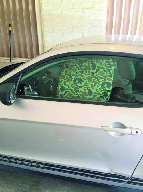 中国侨网防弹盾放置在车中的基本样子。（美国《侨报》）