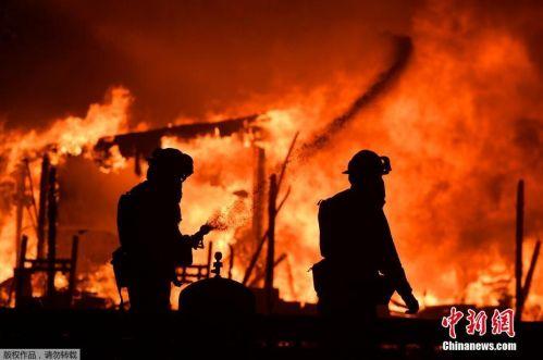 中国侨网消防员在北湾火灾现场救火。