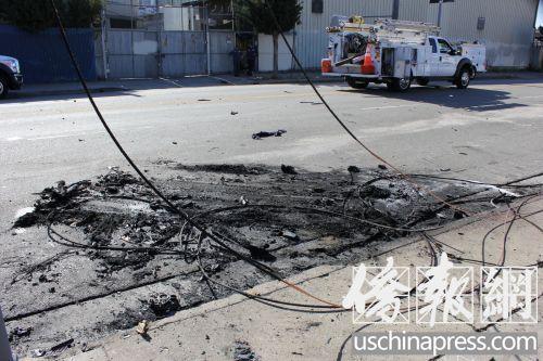 中国侨网车祸现场被撞毁的轿车痕迹。(美国《侨报》/高睿 摄)