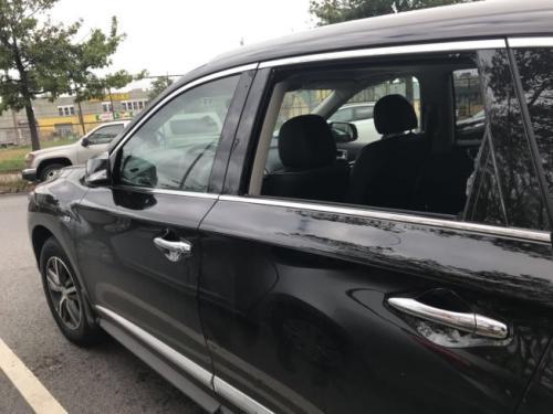 中国侨网一辆黑色的轿车被砸。(美国《世界日报》记者黄伊奕拍摄)