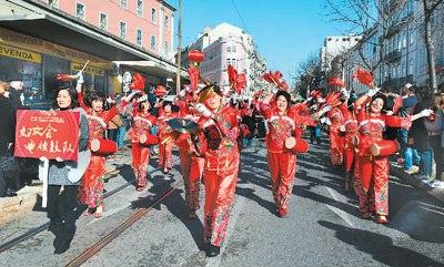 中国侨网图为2017年春节期间，葡萄牙首都里斯本举行“欢乐春节”活动，由当地华社组织的华人腰鼓队在“欢乐春节”活动中的表演，吸引当地民众和华侨华人共同观看，共享新春的欢乐。 　　新华社记者 张立云摄
