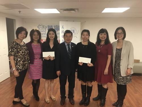 中国侨网李素英(左三)和李晓璐(右三)获2017年美国华裔注册护士协会奖学金。(美国《世界日报》/记者 牟兰摄)