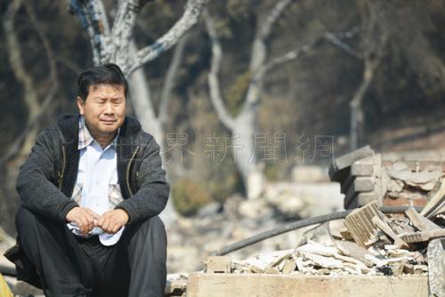中国侨网看到满地废墟,蔺春新非常悲伤。但他和太太黄艳琼坚强的表示,只要人在,还能呼吸一口气,也决不放弃。(美国《世界日报》/刘先进 摄)