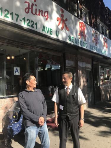 中国侨网永兴酒家经理叶先生(右)讲述险遭欺诈经历,旁为曾思阐。(美国《星岛日报》)