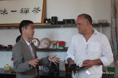 中国侨网树德书院陈松华校长向学员讲解中国茶。（南非侨网）
