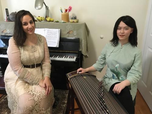 中国侨网Jasmine Sun女儿与其音乐老师商谈钢琴与古筝的合奏。(美国《世界日报》)