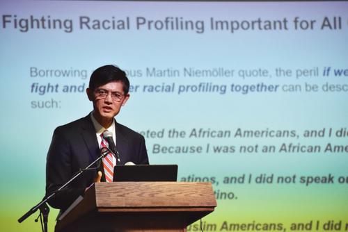中国侨网物理学教授郗小星在旧金山州大演讲，谈两年来面对的族裔偏见遭遇。（美国《世界日报》／李秀兰 摄）