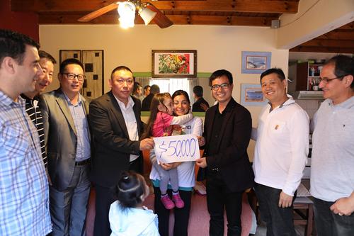 中国侨网阿根廷中华慈善总会一行为阿根廷患有心脏病的小女孩vicky家庭送去5万阿币捐助（阿根廷华人网）