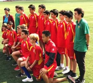 中国侨网图为学院的青少球员和教练，后排左一为学院院长叶伟梅。