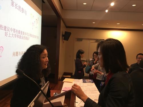 中国侨网金世芸(左)向华裔家长介绍纽约公校提供的语言课程。（美国《世界日报》/陈小宁 摄）