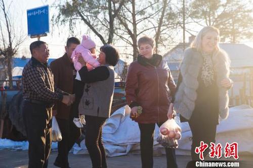 中国侨网俄罗斯儿媳让娜带着一家人到中国农村看望公婆　赵东来　摄