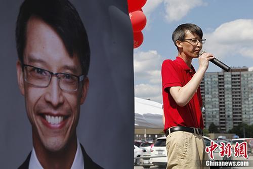 中国侨网 当地时间9月14日,罹患鼻咽癌的加拿大联邦国会华裔议员、国会执政党副领袖陈家诺(Arnold Chan)病逝,年仅50岁。图为2017年7月16日,陈家诺在选区为民众举办聚会活动。(资料图片) 中新社记者 余瑞冬 摄