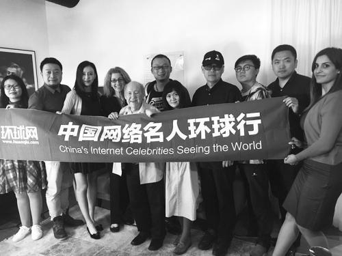 中国侨网图说：中国网络名人环球行代表团与纳粹大屠杀幸存者什洛莫·佩雷尔(左五)合影。