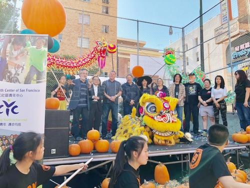中国侨网市议员佩斯金(左二)感谢社区青年中心和各赞助单位对本次活动的付出。(美国《世界日报》/黄少华 摄)
