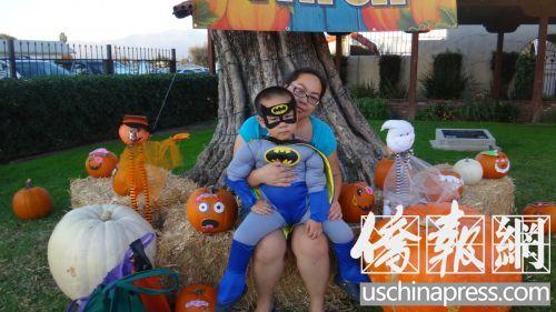 中国侨网华裔母亲把自己的儿子装扮成“蝙蝠侠”。(美国《侨报》/高睿 摄)