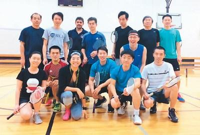 中国侨网杨林（后排左二）和学校羽毛球社的队员合影