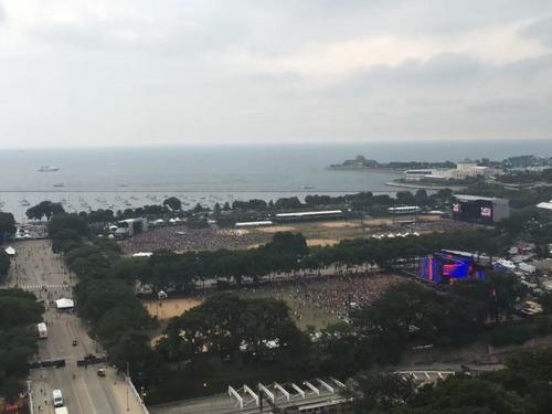 中国侨网赌城枪手帕多克传原打算8月入住芝加哥格兰特公园对面的黑石饭店,似有计划对公园内一场音乐会作案。图为从饭店房间可鸟瞰演唱会舞台。(美国《世界日报》)