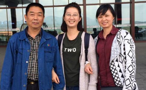 中国侨网章莹颖生前与父母合影。(美国侨报网)