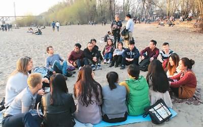 中国侨网常诚（右三）和同学一起参加中波语言交流会，通过彼此分享学习中的趣事，文化学习在不知不觉中慢慢加深。