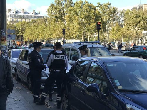 中国侨网巴黎警察在敏感街区执勤。（《欧洲时报》/记者黄冠杰 摄）